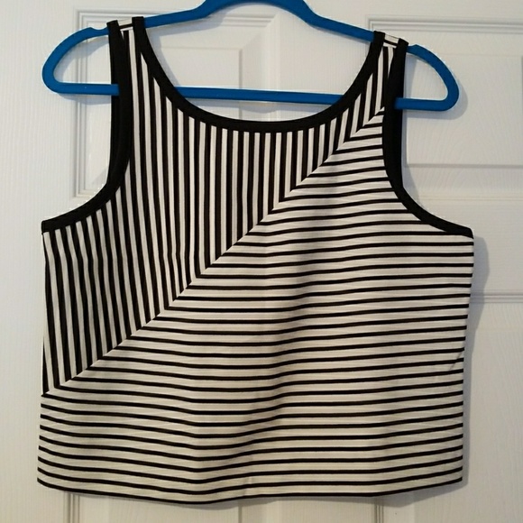 Metaphor Tops - HP!🎉 Black and White Crop Tank